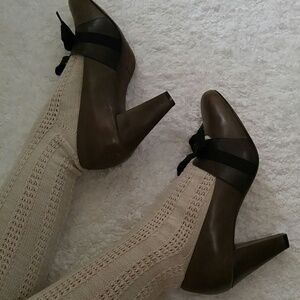 Joy Chen grey/black genuine leather Maryjane pumps size 8.5